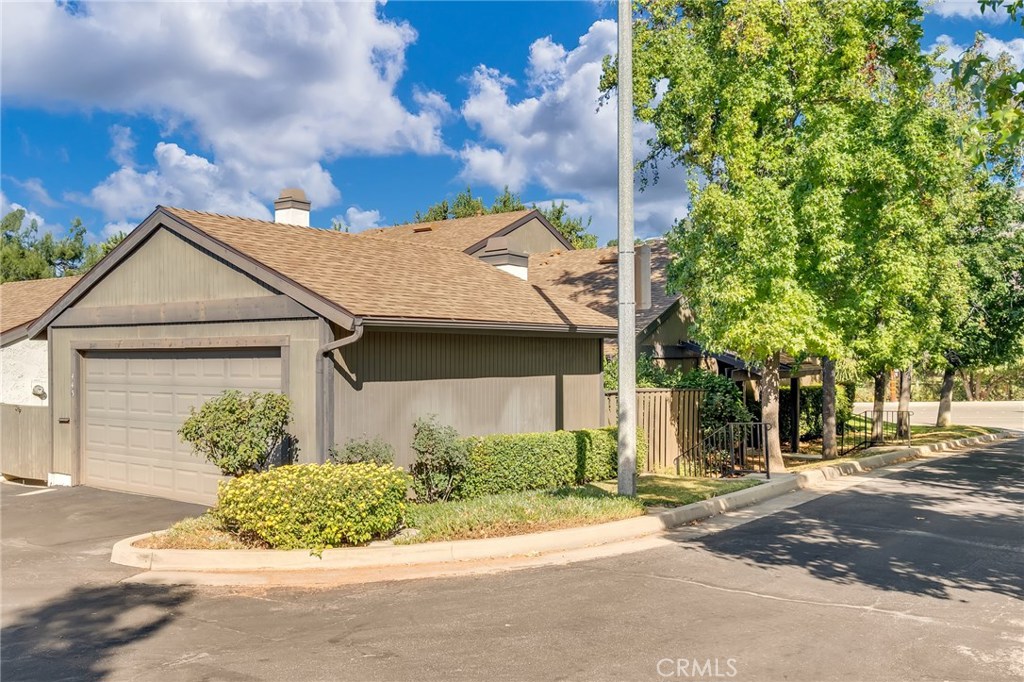 THIS IS A SUPER CUTE HOME , JUST WAITING FOR YOUR PERSONAL TOUCH. IT IS LIGHT AND BRIGHT WITH GREAT VIBES. IT IS CLOSE TO THE ENTRANCE WHICH ALLOWS FOR EASY ACCESS AND EXIT. A HUGE PLUS IS IT IS A POPULAR SINGLE STORY, WITH A GREAT FLOORPLAN. IT HAS A SPACIOUS BACK YARD WITH A PATIO AND COVER , PERFECT FOR BBQS AND ENTERTAINING .
AMMENITIES INCLUDE: CLUBHOUSE, POOL, TENNIS COURT, PLAYGROUND AND BBQ AREA, RV STORAGE AND WALKING PATHS.
THIS IS A GREAT OPPORTUNITY ON A FEW LEVELS, IT IS PERFECT FOR A 1ST TIME BUYER , A GREAT DOWNSIZE HOME , OR A SOUND INVESTMENT PROPERTY
NEWEST UPGRADES ARE : GARAGE DOOR OPENER, BOSCH DISHWASHER, 1 YEAR OLD ROOF WITH UPGRADED INSULATION, WATER HEATER , GARBAGE DISPOSAL, AND EXHAUST HOOD OVER THE STOVE.
THE SELLER WILL ALSO INCLUDE WASHER, DRYER, AND FRIDGE. WORKING WITH NO WARRANTIES.