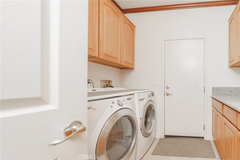 listing image 130724018275598115384