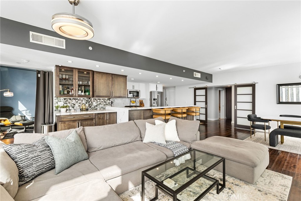 400 W Ocean Boulevard 1603