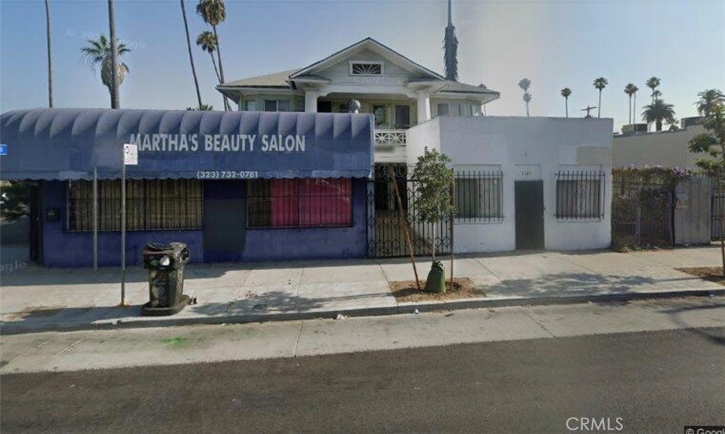 Rare opportunity Mixed Use building. 4 plex plus commercial centrally located. Easy access near 10 freeway. just 2.5 miles from staples center.
Investors Bring your Architect with plenty of Upside on this project Add units. Great for buy and hold or Flip .