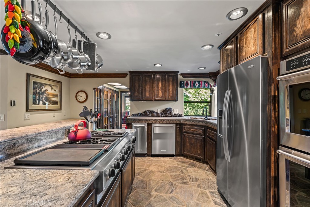 942 Lake Edge Way