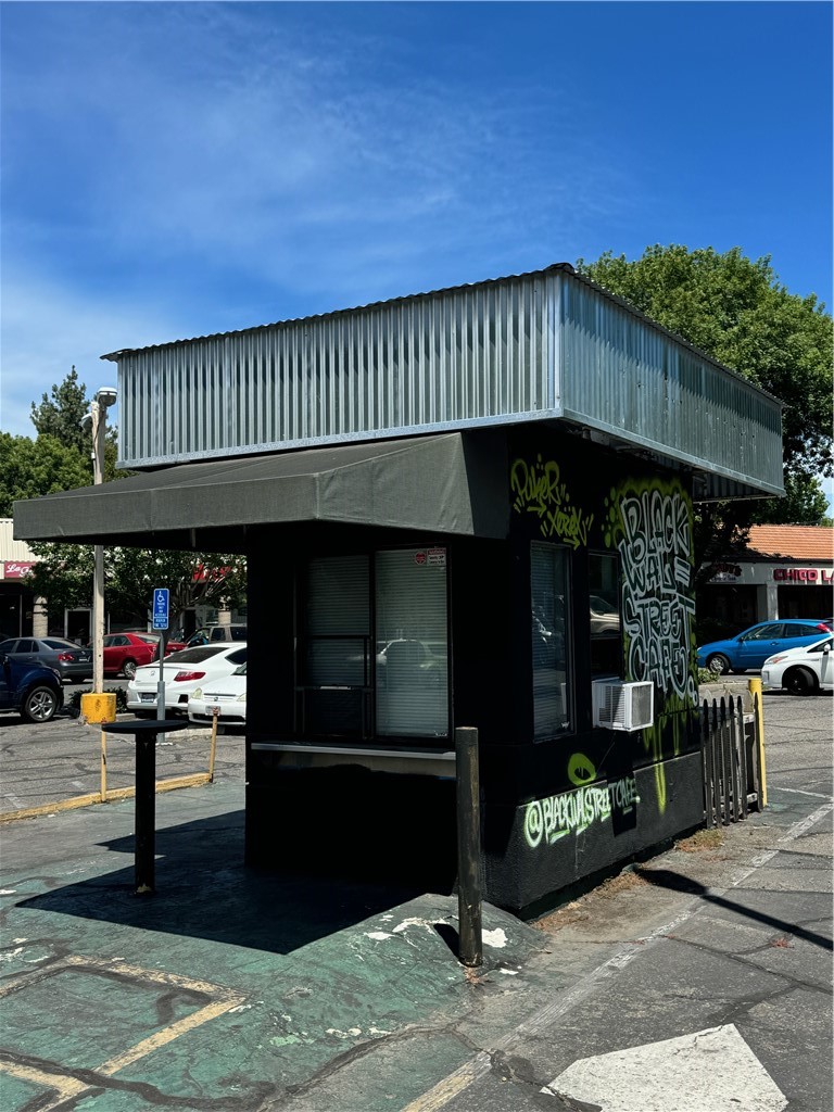 Kiosk space in Safeway shopping center. High traffic, high visibility area with ample parking. Former uses include an organic food restaurant and hot dog stand.