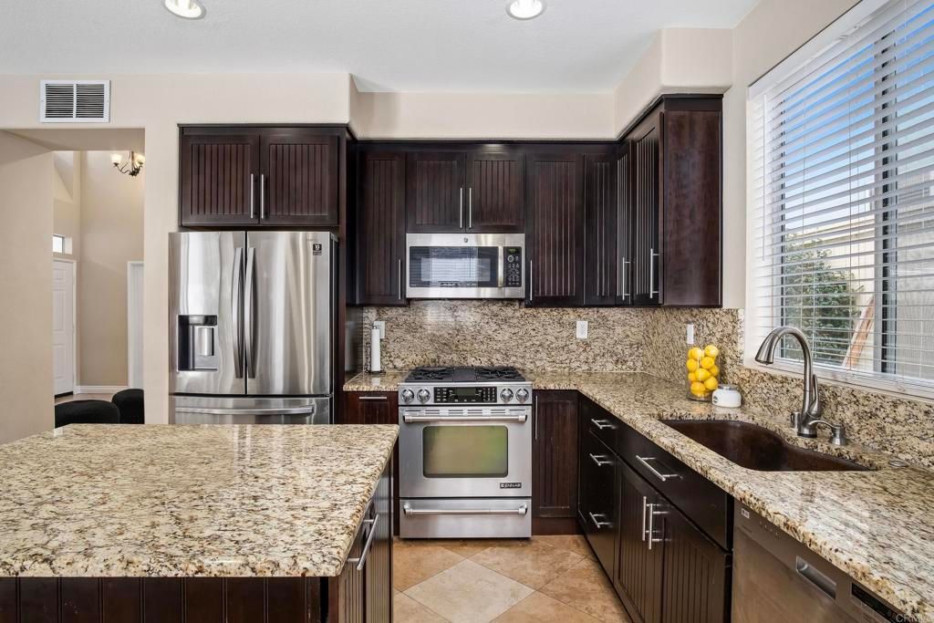 listing image 130722618808355926005