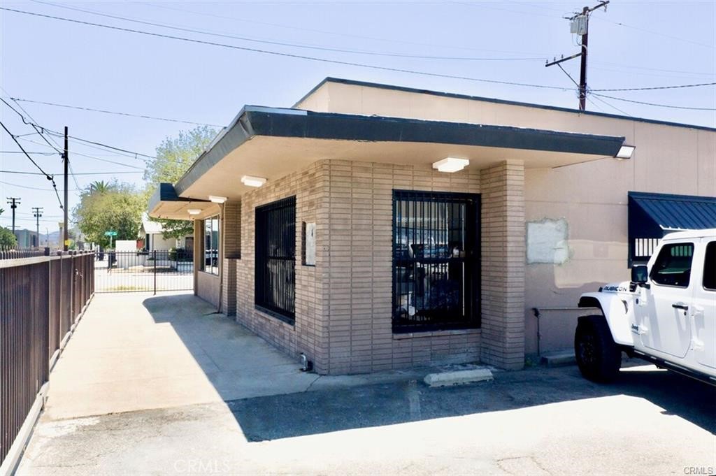 Free standing commercial building for sale in San Bernardino CA at the corner of 10th and D Streets. Great visibility, close to downtown, courthouse, and 215, 210, freeways.