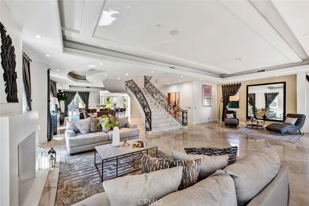 Properties 4 123 N Doheny Drive
