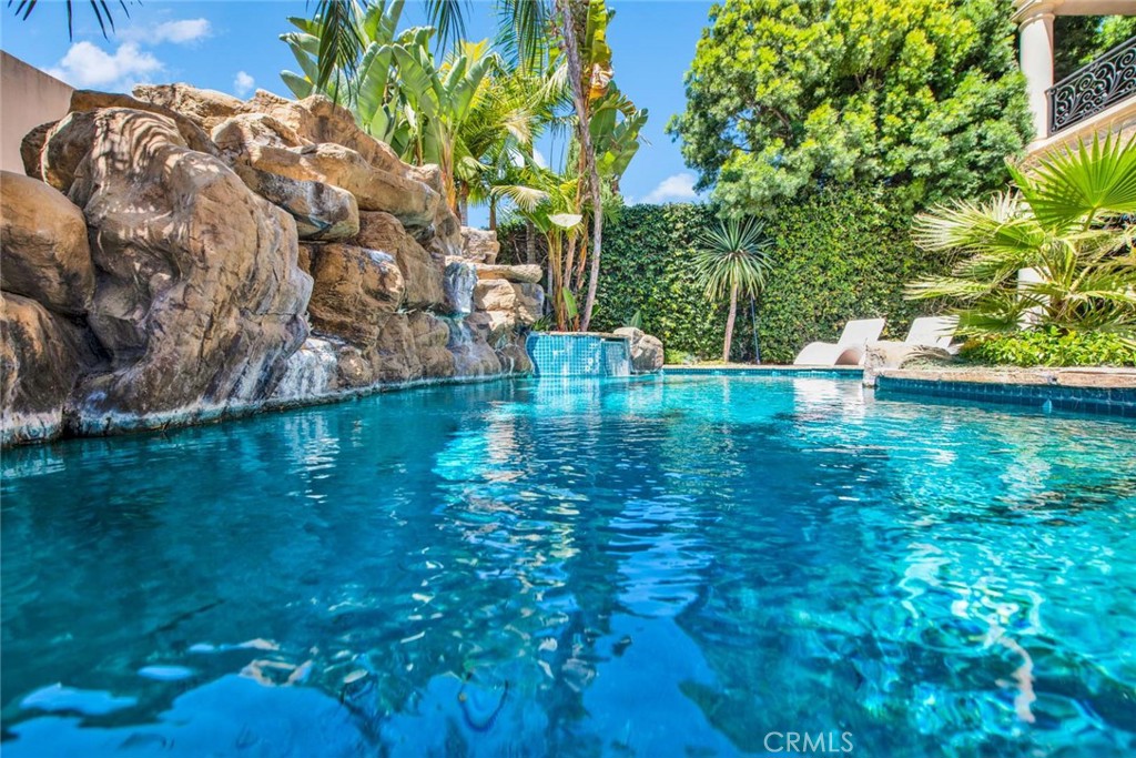 Properties 2 123 N Doheny Drive