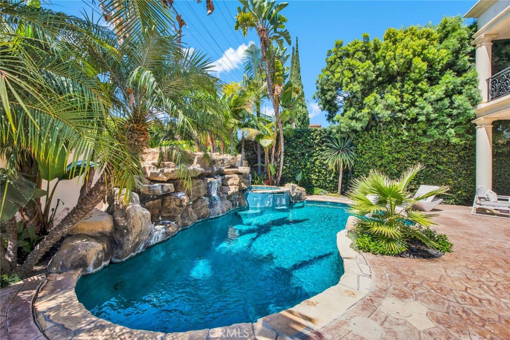 Properties 1 123 N Doheny Drive