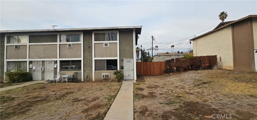 This beautifully renovated offers modern comfort and convenience in a desirable Redlands neighborhood. Featuring 2 spacious bedrooms, 1 full bath, and a convenient half bath downstairs.
As an end unit, it provides added privacy and a bright, open feel. The property includes a one-car garage in the back with ample additional street parking in front.
Ideally located just minutes from Downtown Redlands, this home is within walking distance of Redlands High School and the University of Redlands. With easy access to major freeways, commuting is a breeze.
For added convenience, the owner covers water, trash, and gardening services.