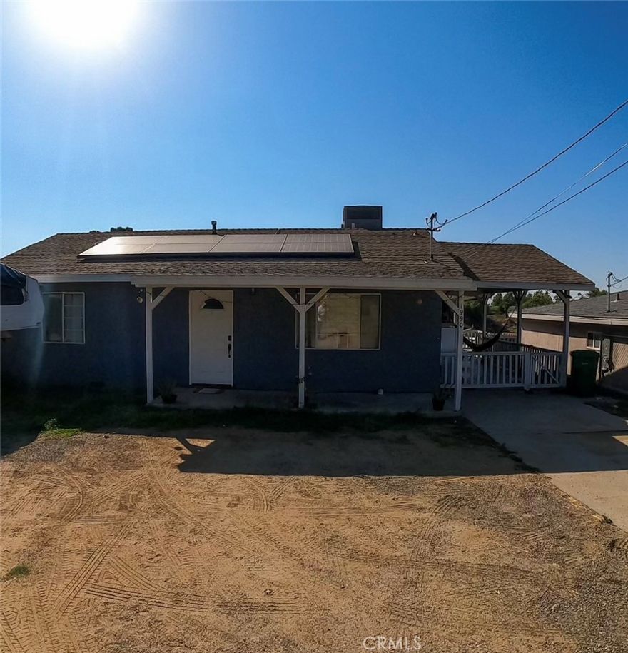 Welcome to Horse Town USA. A place for horse lovers . CHARMINFG 2 BEDROOM 1 bath House with Granite counter tops, Newer kitchen  cabinets Side Patio  GOOD SIZE BACK YARD.

CLOSE TO FREEWAYS AND SHOPING CENTERS.