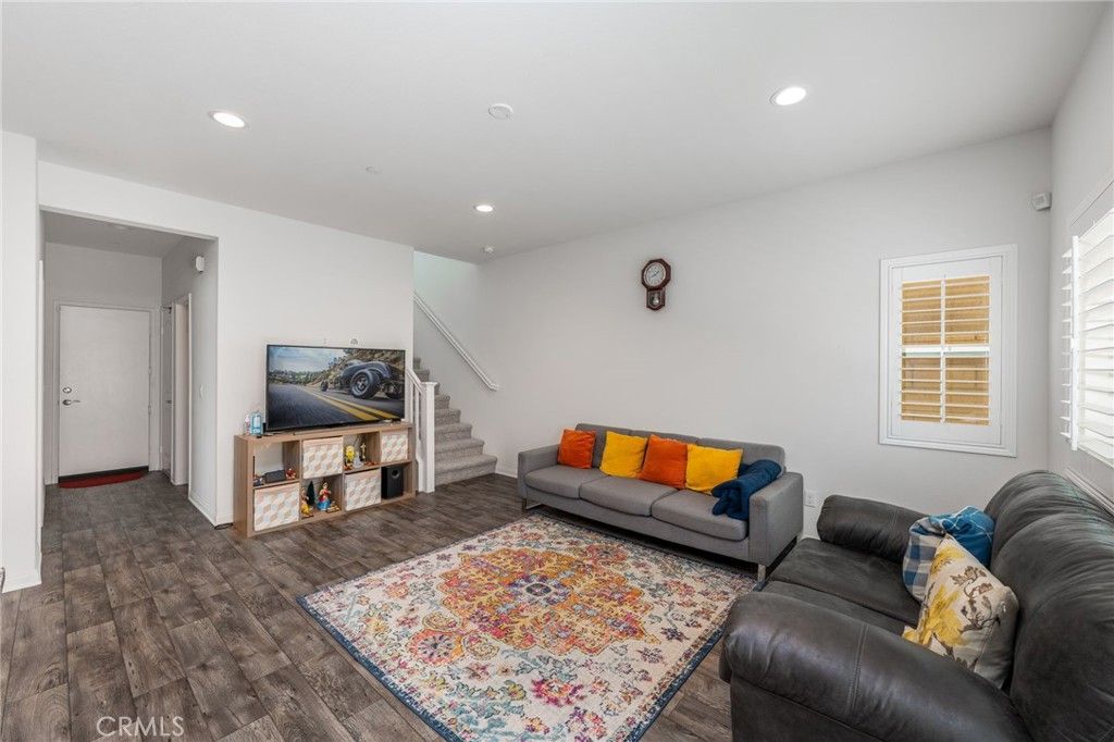 listing image 130723408952422872002