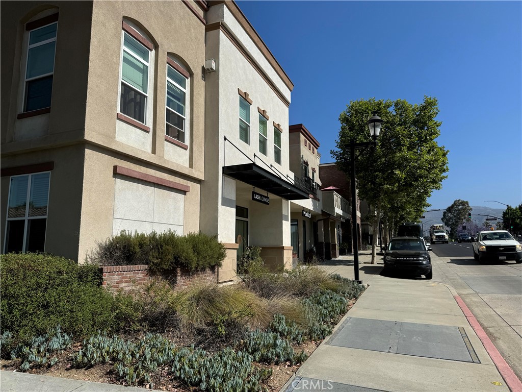 Newer office/store unit for lease in the heart of San Dimas. Near the railway station. Best location for the office, beauty shop, retail, coffee/tea shop, education classroom and retail stores. Close to the restaurants, Shopping centers, Schools, Banks and City Hall. This Unit has own full bathroom. There are a lots of parking spaces in the back of the building and the front of the street.
