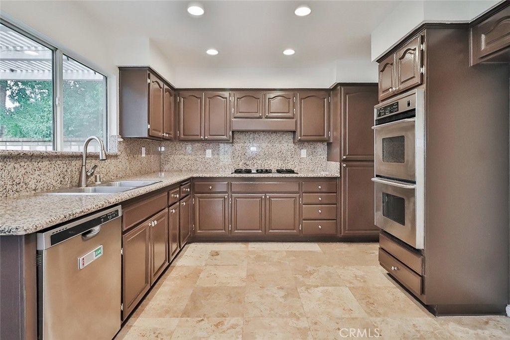 listing image 130725375861560949959