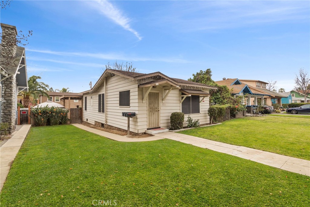 318 E F Street 3