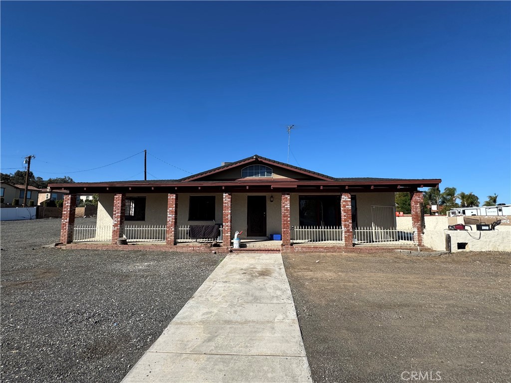 Great opportunity to lease this property that offers a sprawling lot and can come in handy! Located nearby shopping restaurants and freeway access.