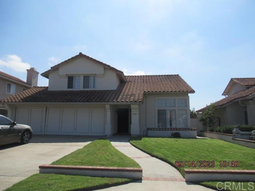 4 bedrooms with bonus room, pool, views, 3 car garage, master bedroom on the first floor with walk in closet, inside laundry room, open kitchen and family room with fireplace and pantry closet. Formal living room and dining area.  Large bonus room with a closet could be a 5th bedroom.  Skylight in the upstairs hallway bathroom. 1/2 bathroom on the first floor.  Home is in need up updating.