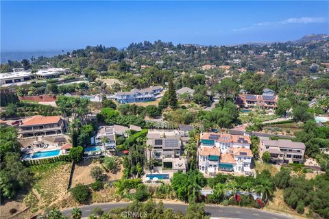 A home in North Tustin