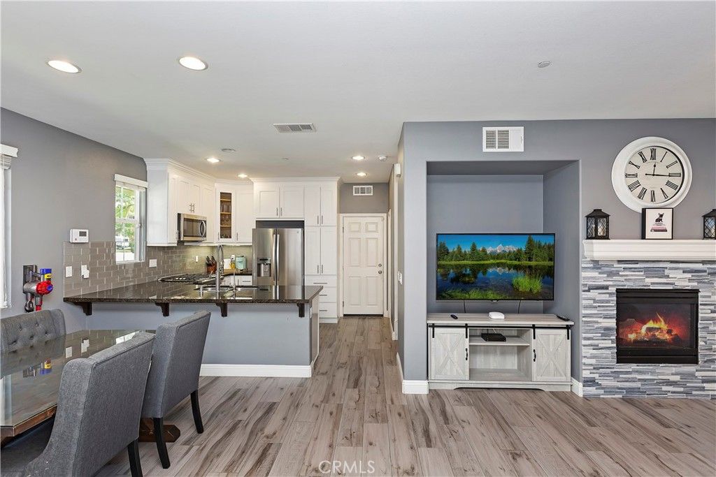 listing image 130726438502295394972