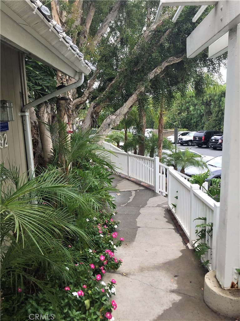 2592 N Santiago Boulevard