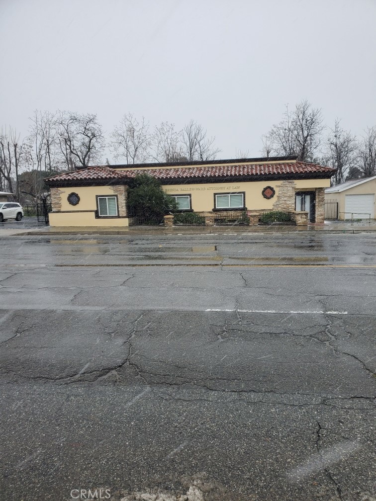 Four Executive office spaces for lease. Unit B is 15X11, Unit C is 10x11, Unit D is 10X11, Unit D is 15x13. Building has been completly remodeled and is in beautiful condition, Common area conference room, kitchen area, seperate computer lines for each office space.
ONLY UNIT B IS AVAILABLE, ALL OTHER UNITS ARE LEASED!