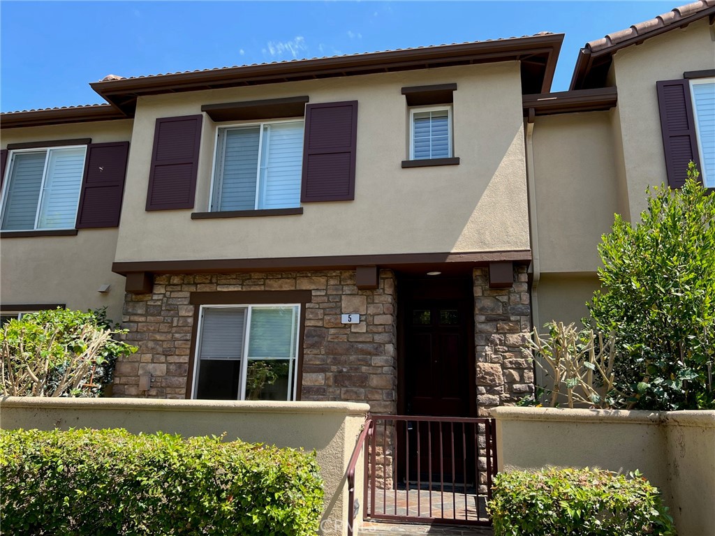 Beautiful West Irvine townhome-style condo, featuring dual master suites each with full baths, convenient upstairs laundry room and powder bath downstairs. A cozy fireplace and front courtyard enhance the charm of this home. 2-car direct access garage promote convenience for this home living. New painting thru out. Enjoy resort-style living with HOA junior olympic-sized pool, spa, tennis courts, and playground all within walking distance. The beautiful home is just minutes away from the Marketplace, Tustin Ranch Golf Course, and Tustin Sports Park. Served by award-winning schools: Myford Elementary, Pioneer Middle, and #1 ranked Beckman High. Low association dues and Mello Roos just $394 per year. Act now!