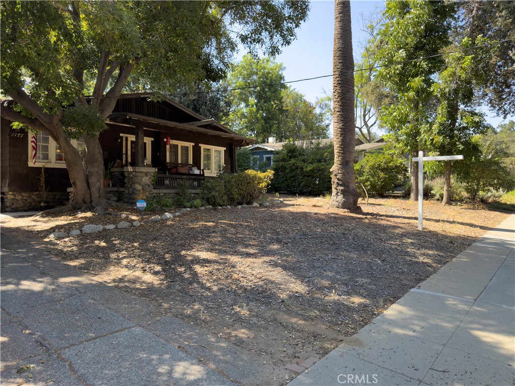 Photo 3 of 30 of 1177 N Catalina Avenue house