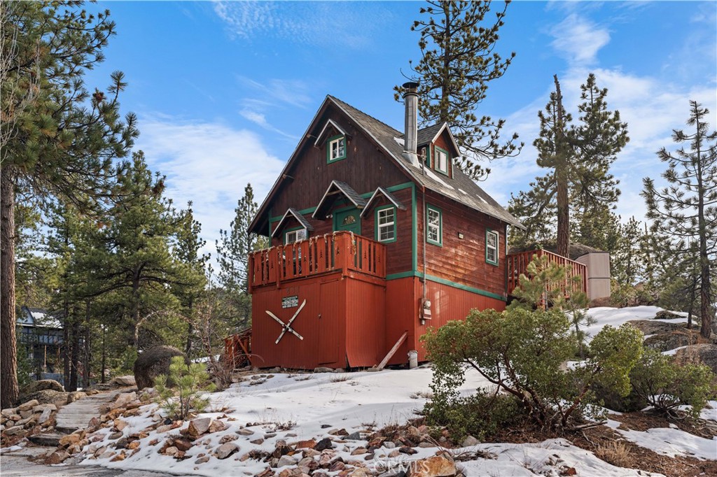 This charming one-bedroom, one-bathroom cabin is located in Boulder Bay, one of the most sought-after areas in Big Bear, perfect for year-round activities. The cabin features a unique knotty pine interior, beam ceilings, and a cozy wood-burning stove, creating a warm and inviting atmosphere. It is equipped with a newer roof and dual-pane windows, ensuring comfort and energy efficiency.
Surrounded by panoramic views, the cabin is just a short walk from the lake, making it ideal for both winter skiing and summer water activities. Additionally, the property comes with an Airbnb license, making it suitable for personal use or as a lucrative rental investment.
Whether you're looking for a peaceful retreat or a profitable investment opportunity, this cabin is the perfect choice. Contact us today to learn more and seize this exceptional opportunity!