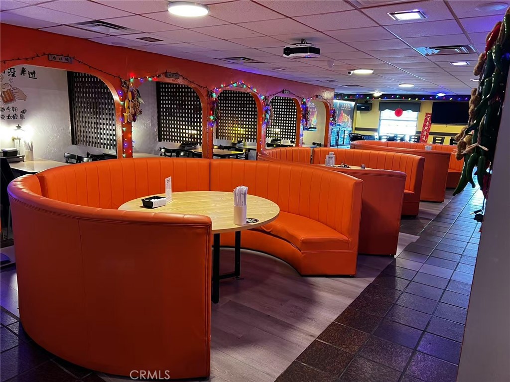 Super good location!!! Plenty of parking spaces. All kinds of facilities and equipment are available, and the kitchen is fully equipped. Alcoholic beverage license is included in the sale. Don't miss this opportunity.