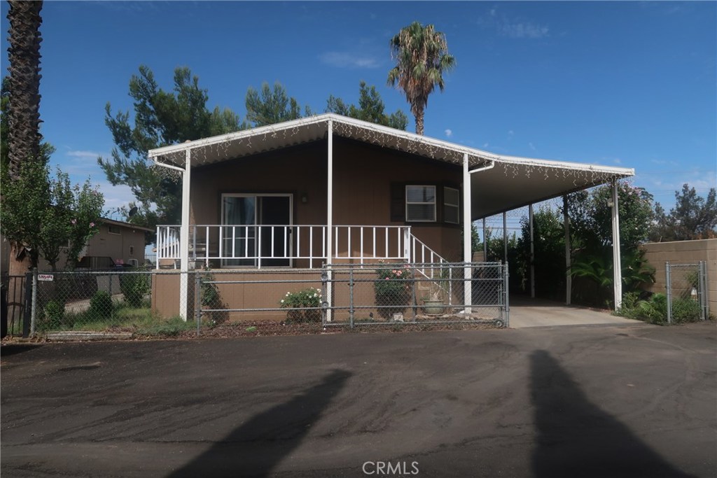 Beautiful, modern, very well maintained Mobile home, it has new flooring, kitchen is big with lots of cabinets, spacious living room and dining room. it has 2 full bathrooms. Located in a family friendly park, very clean. Hurry this turnkey Mobile home won't last.