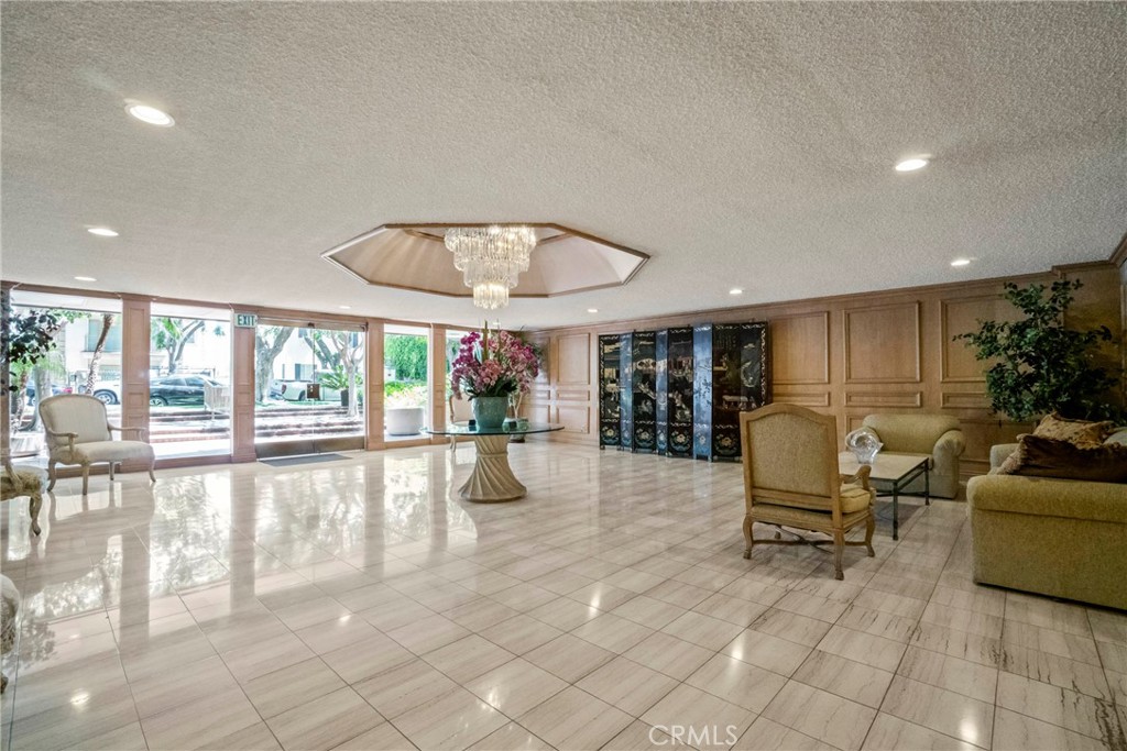 339 N Palm Drive 204