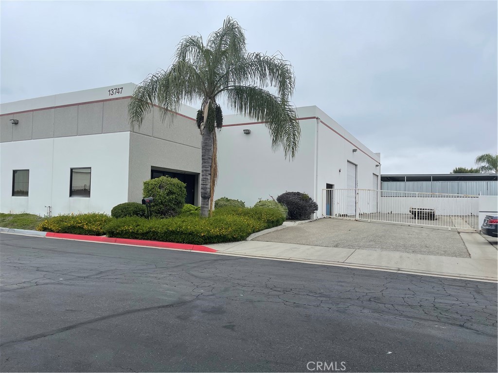 One receptionist area, one office and 3300 square feet warehouse. Share with other tenant.