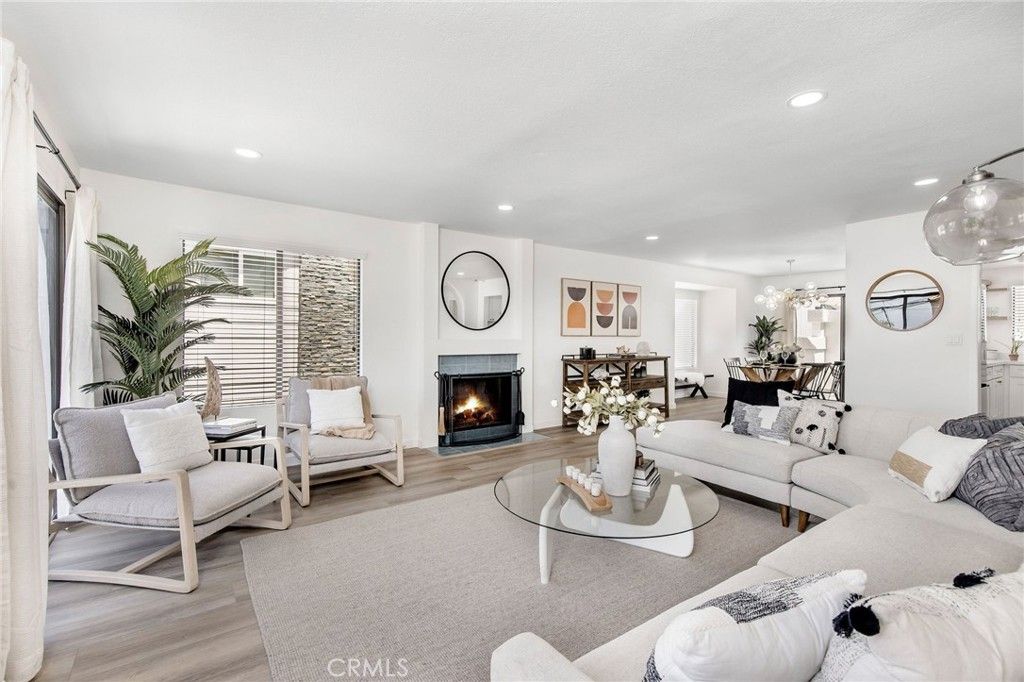 listing image 130725902990356945757