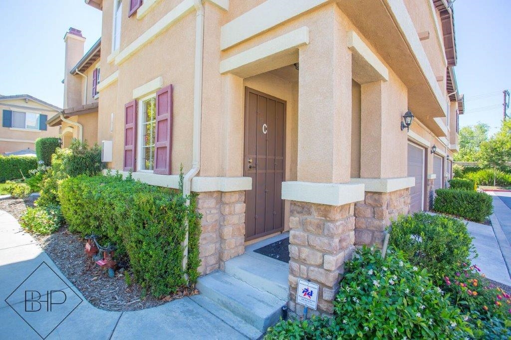 Highly desirable, turnkey and upgraded Old School House condo in Murrieta. 1,408 sq ft 3-bedroom, 2-bath. Plan C floorplan - once you enter and go up the stairs, it functions as a single-level floorplan. End unit provides additional privacy. Gorgeous wood laminate flooring throughout. Updated master bathroom. Kitchen has tile floor, upgraded maple cabinets with custom tile countertops and backsplash, approx 1-year new black appliances, 5-burner stove, upgraded quiet dishwasher and sink. Plantation shutter Neighborhoods: Murrieta Equipment: Range/Oven Other Fees: 0 Sewer: Sewer Connected Topography: LL