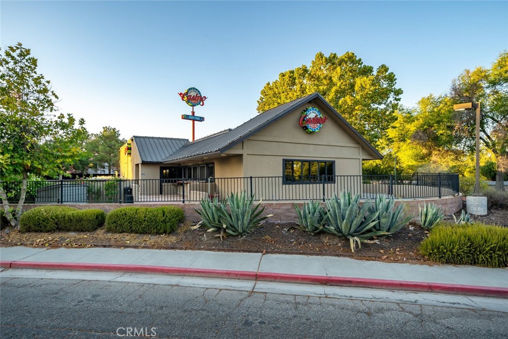 A rare opportunity awaits at 1144 Black Oak St, Paso Robles! This +/- 3,400 sq. ft. fully renovated commercial space, updated in 2018, features a spacious outdoor patio, a new roof, and high-end improvements, including a hood and Ansul system, walk-in refrigerator, grease trap, and floor drains. The property also includes a full bar, three restrooms (2 ADA), and a prominent pylon sign for excellent visibility—all situated on just under half an acre. Ideal for a variety of business ventures, including restaurants, breweries, or bars.