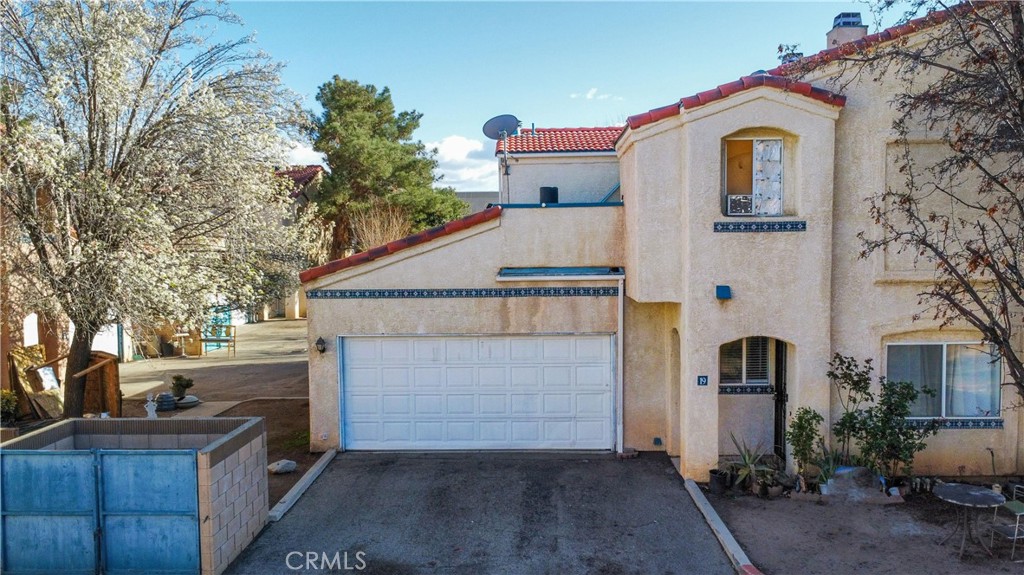Welcome Home, Bienvenido a Casa!
This inviting Two-Story Townhouse, Built in 1991, Offers a Comfortable Living Experience With its Thoughtfully Designed Layout. Featuring Two Master Bedrooms, Each With its Own Bathroom. This Home Ensures Privacy and Convenience For all Residents.
Spacious Layout: Encompassing 1,013 sq ft, The Open Floor Plan Seamlessly Connects the Living, Dining, and Kitchen Areas, Creating an Ideal Space for Both Relaxation and Entertaining.
The living area is enhanced by a charming fireplace, perfect for Cozy Evenings.
One of the Master Bedroom Offers Access to a Private Balcony, Providing a Tranquil Spot to Enjoy Morning Coffee or Unwind After a Long Day.
The Property Includes a Two-Car Garage, Offering Ample Parking and Storage Solutions.
Situated Within a Gated Community, Residents Can Enjoy Added Security and Peace of Mind.
Located in a Desirable Area of Palmdale, This Townhouse is in Close Proximity to Local Schools, Shopping Centers, and Dining Options, Making it a Convenient Choice for Modern Living.
Don't Miss the Opportunity to Make this Delightful Townhouse Your New Home. Perfect for a Starting Home or a New Rental in Your Portfolio!