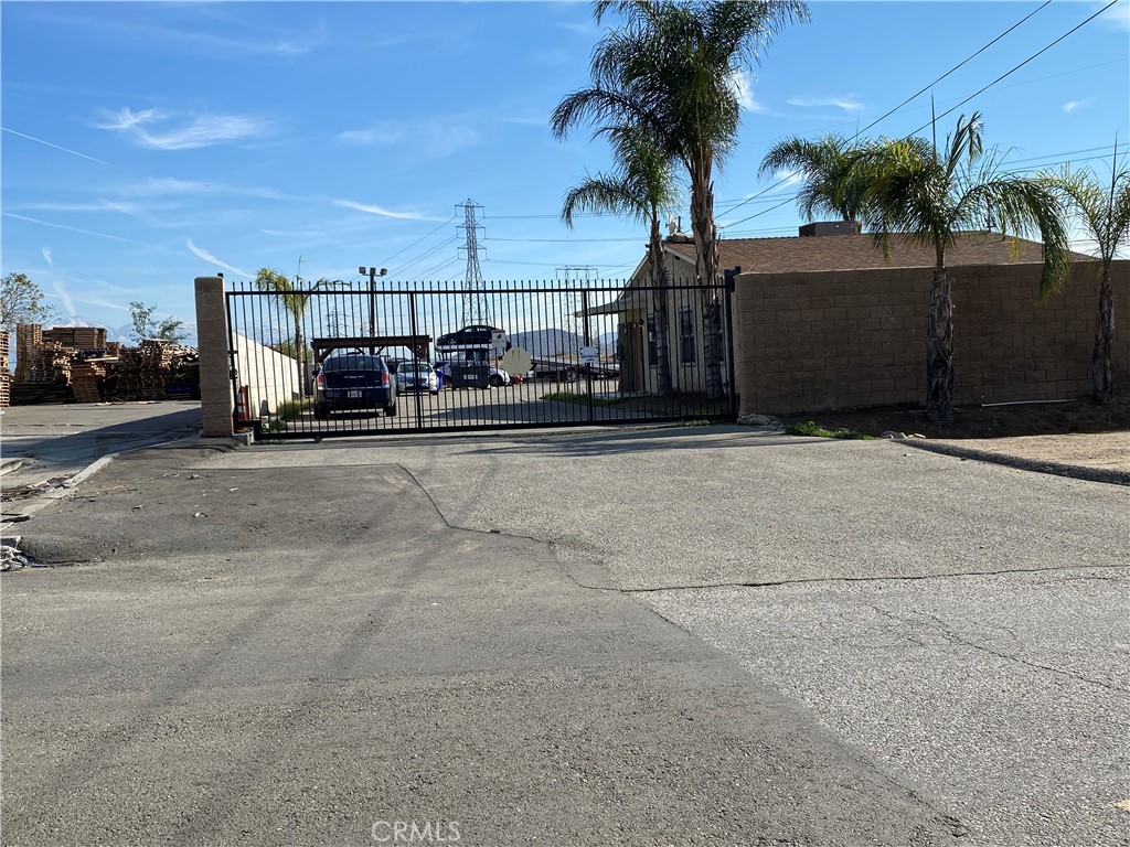 Wow! Finally a perfect Heavy Industrial property in the Agua Mansa area!
This fantastic Heavy Industrial property is ready for your business.
This property had a lot of new rehabbing done, its in great condition.
Must check with the City of Rialto, for your business approval.
Currently there is a towing company there.
This property will not last very long for sale.