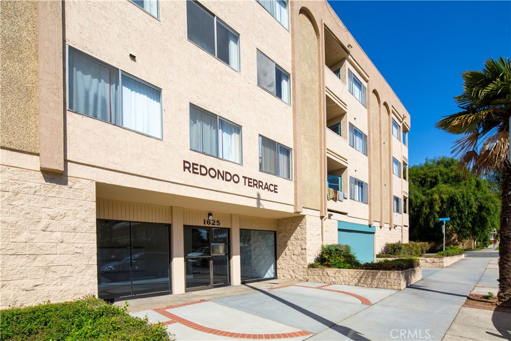 Redondo Terrace is a 36-unit multifamily investment property located in Long Beach, California. The property is located within the highly sought after Eastside neighborhood of the city. The area provides a strong, diverse tenant base, easy transportation access, and proximity to a wide range of retail options. The property also sits within two miles of California State University, Long Beach.
Situated on a 0.76-acre lot, the 32,841 square foot property consists of studio, one-, and two-bedroom floor plans and offers amenities including ample garage parking, controlled access, private balconies, a central courtyard, elevator, and on-site laundry. Thirty-one of the units have been significantly renovated with upgraded kitchen stainless steel appliances, quartz countertops, vinyl flooring, and updated bathrooms. Additionally, there are numerous third-floor units with ocean and city views.
