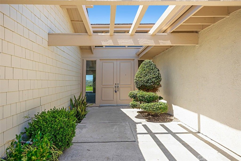 listing image 130721601738562355340