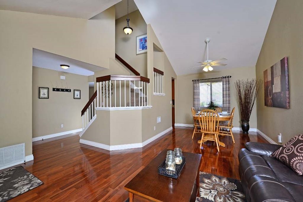listing image 130728302197431414978
