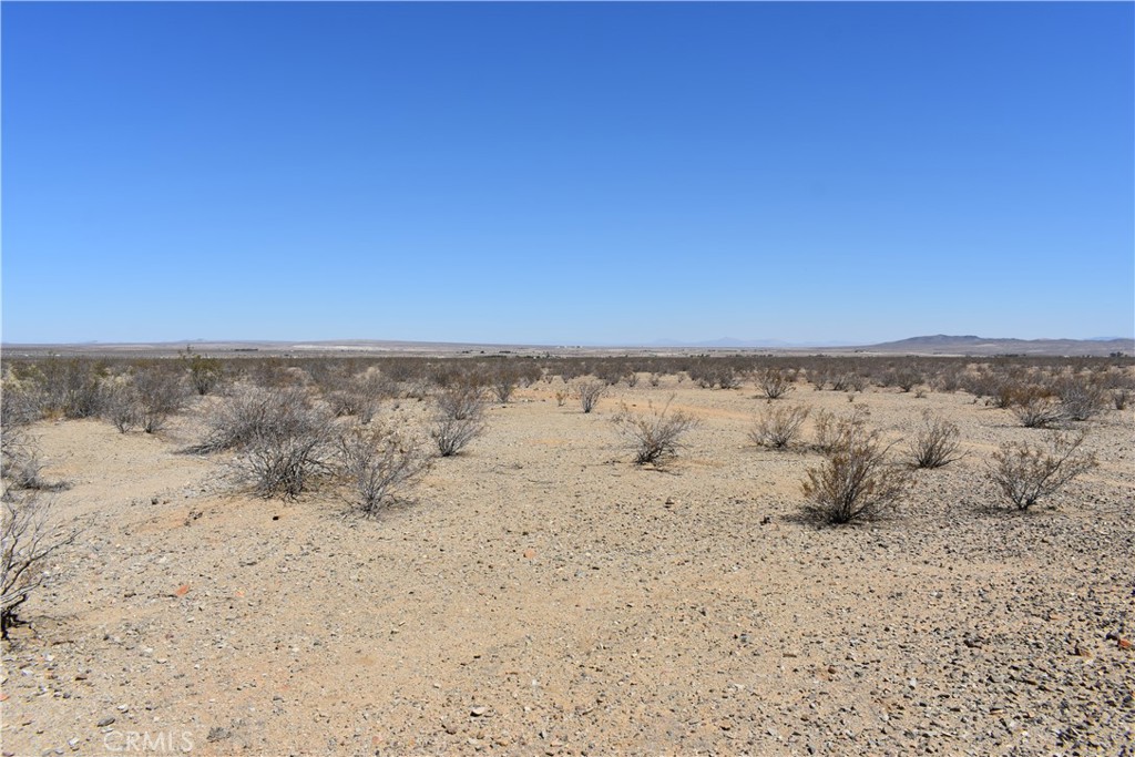 Sun, sky and sand this is a great lot for the desert lover!