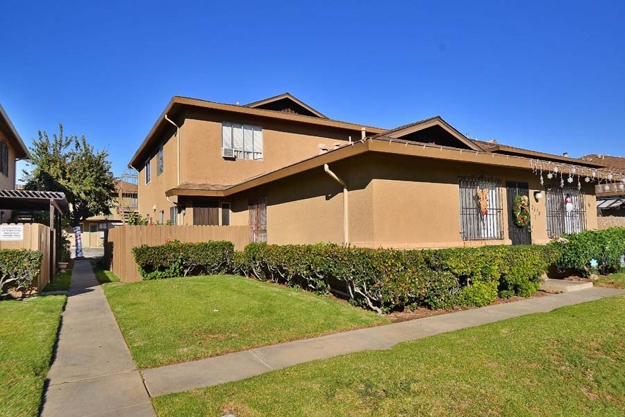 Complete Remodel Unit, Laminate Flooring, New Paint Throughout, Crown Molding, New Stainless Steel Appliances, Unit located on Second Floor, No unit Downstairs Only the Garage Attached to the unit, Centrally Located Near Schools Shopping Centers. A Must See. Will Go Fast!! Neighborhoods: Iris Gardens Other Fees: 0 Sewer: Sewer Connected Topography: LL