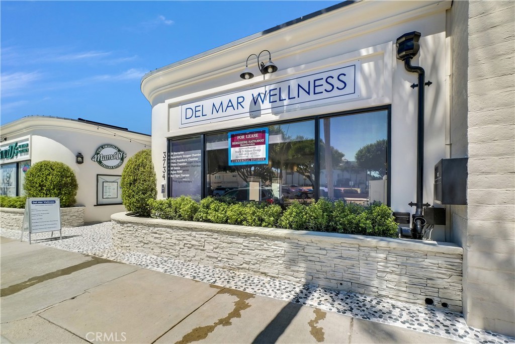 Pleased to present an ultra luxury street retail opportunity in the heart of the Corona del Mar Village located next to some of the finest vendors in the City. This state of the art, fully renovated structure exudes the sophistication and exclusivity needed to attract the highest quality patrons. Extremely affluent location. Make a statement with your business and watch it grow!