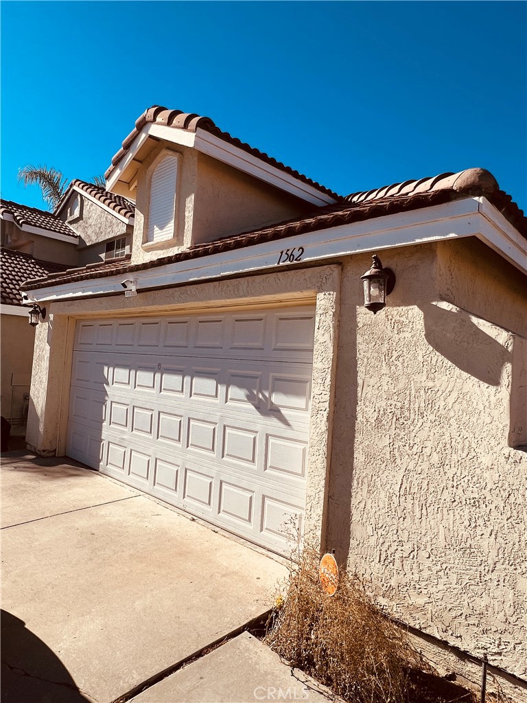 Welcome to this charming single-story home in Perris, offering 2 bedrooms and 2 bathrooms across 930 square feet. This cozy corner lot home is perfect for first-time buyers or empty nesters looking for a more convenient lifestyle. The family room features a welcoming fireplace, perfect for relaxing and entertaining. The kitchen is equipped with tile countertops, adding a clean and timeless touch.
Located near Perris High School, shopping centers, and the 215 Freeway entrance, this home offers both comfort and convenience for everyday living. Don't miss the opportunity to make this lovely house your home!