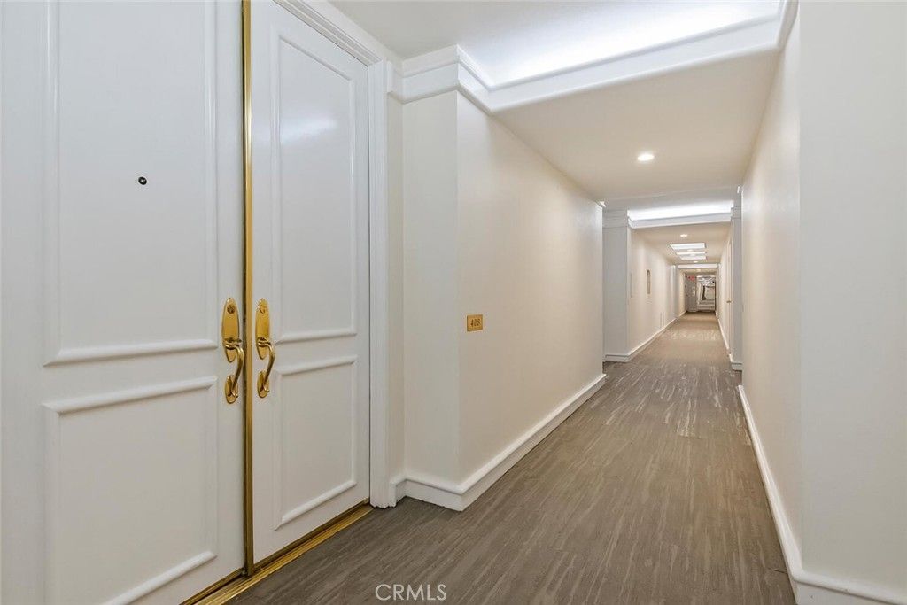 listing image 130720378396592822503