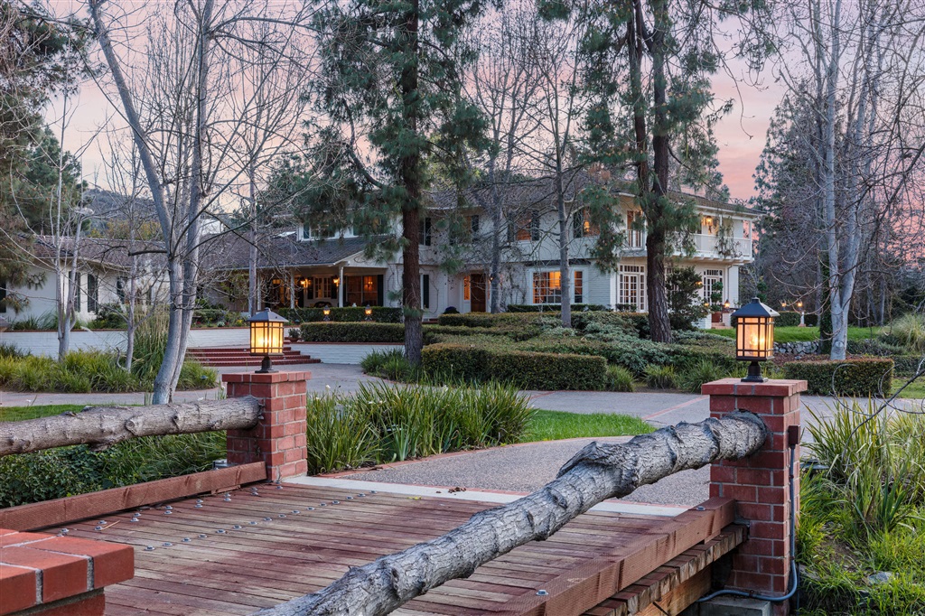 Grassy meadows and mature trees beautifully surround a custom built traditional RSF Covenant gem. Rich in history the estate has been featured in prominent TV shows, commercials, movies and is conveniently located a short walk from the RSF playing fields and riding club. 5.34 flat usable acres offer ample space for a myriad of activities within a pastoral park like setting. The primary residence includes 5 spacious bedrooms with en suite baths as well as a complimentary 1BR 1BA pool house (see supp) with great room and convenient kitchenette. Charm and character are evident as West Coast rustic and East Coast elegance are masterfully intertwined.. Neighborhoods: Covenant Equipment: Dryer,Pool/Spa/Equipment, Washer Other Fees: 0 Sewer: Septic Installed, Sewer Available Topography: LL