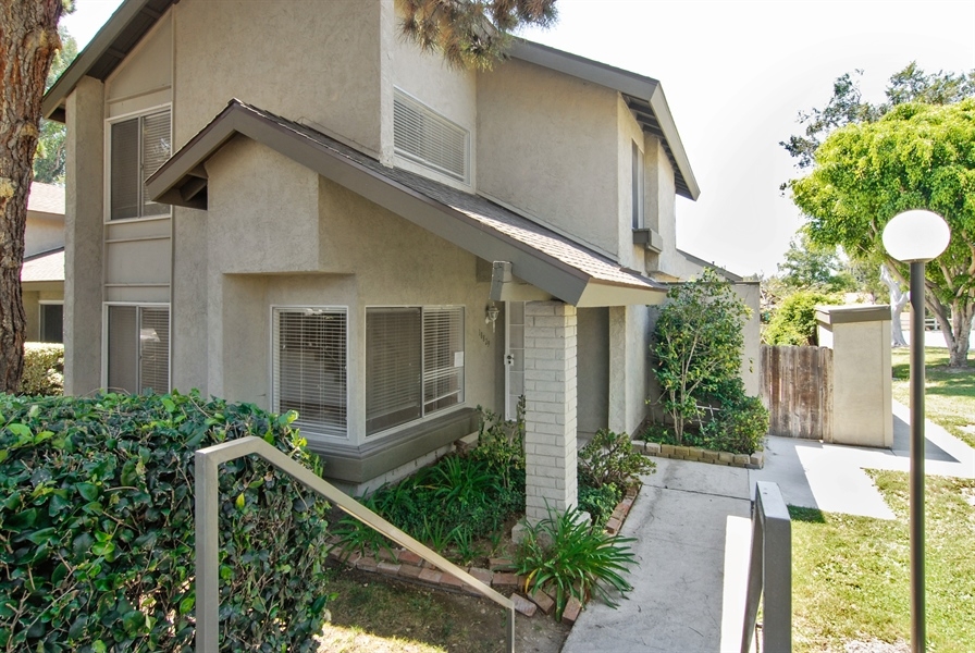 Bank Owned. Excellent opportunity for the right buyer.Great townhome provides 1350 square feet of living space. Features 3 bedrooms and 1.5 bathrooms. This property was built in 1977. Nearby schools include de Portola Middle School, Tierrasanta Elementary School and Adventure Days Preschool. There are good bike lanes and the terrain is mostly flat. Easy access to the highway 15 and close to Mission Trails Regional Park which is great for the outdoors Neighborhoods: villa Martinque Other Fees: 0
