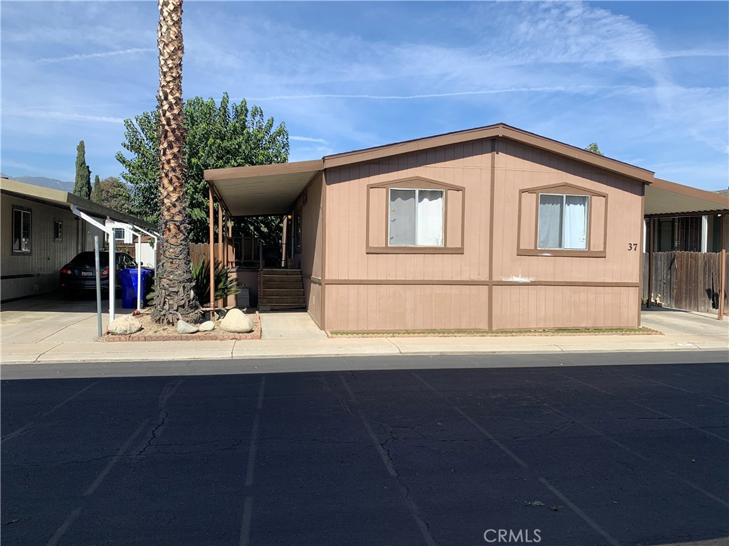 Perfect starter home. This cozy home features three bedrooms and two full bathrooms. It is situated in a beautiful gated community with low space rent.