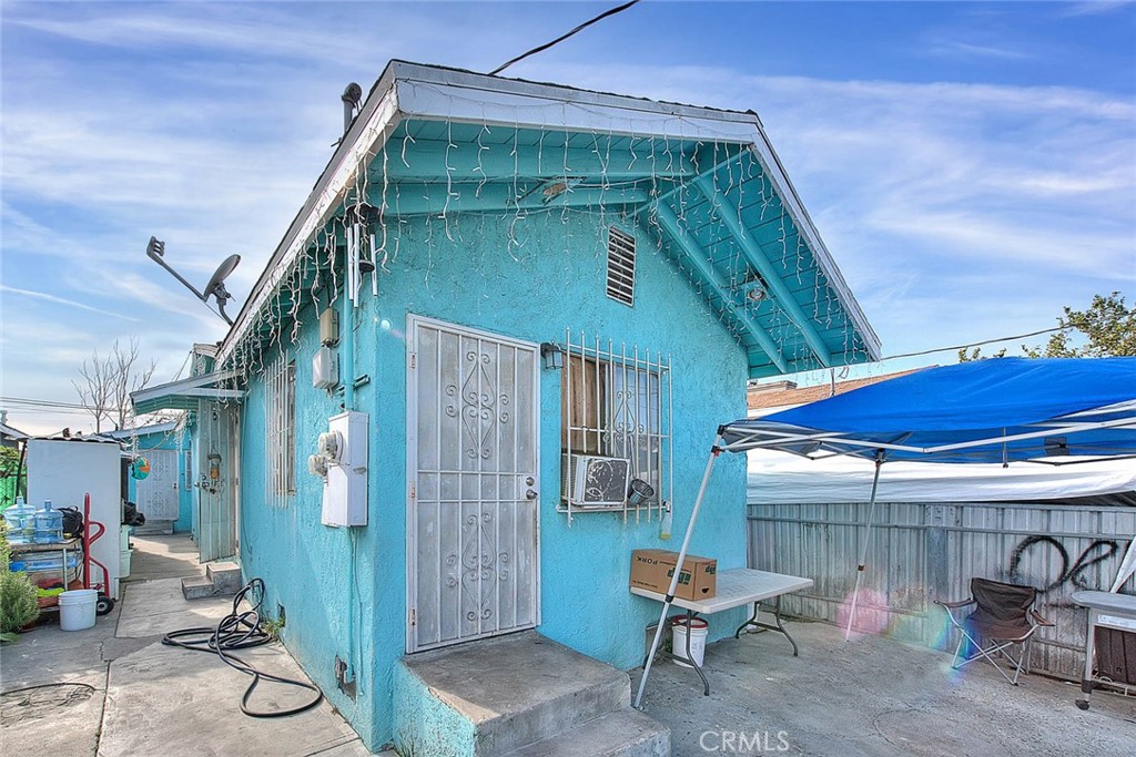 Location...Location...Location...Great investment Opportunity .....RARE OPPORTUNITY.... In a hot pocket in the desirable area of Los Angeles. Don't miss your opportunity . This one will check off all your boxes, location, amenities, and condition.