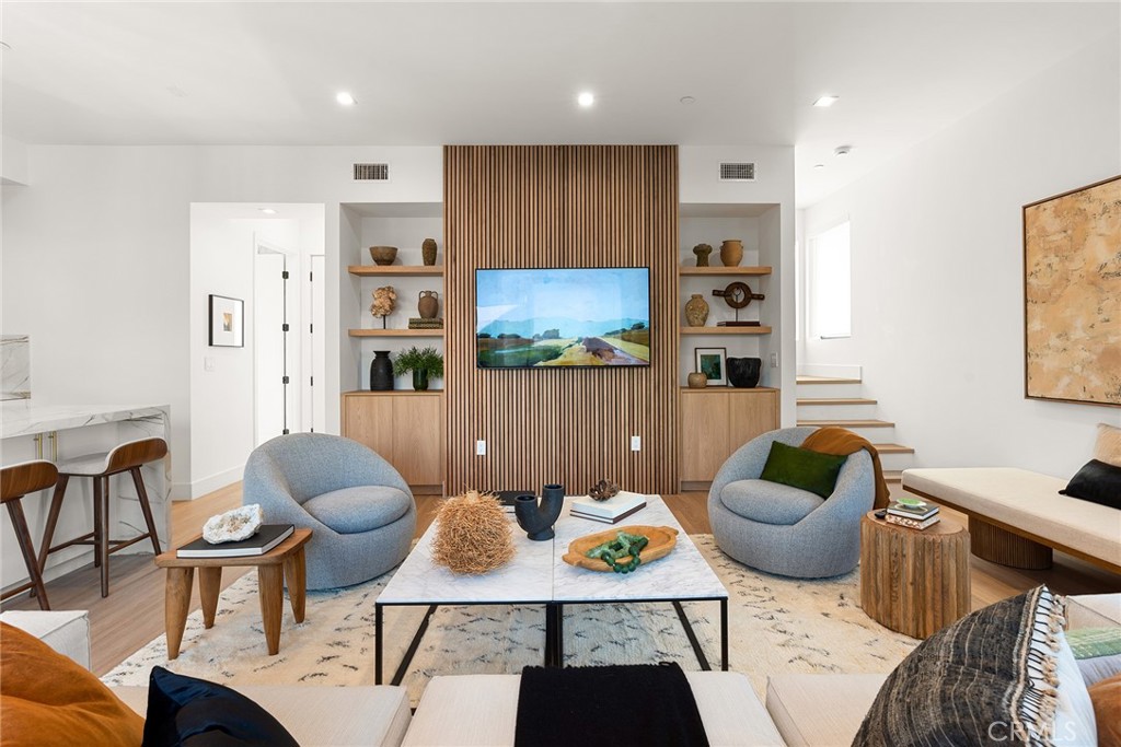 Properties 2 11026 Oxnard Street