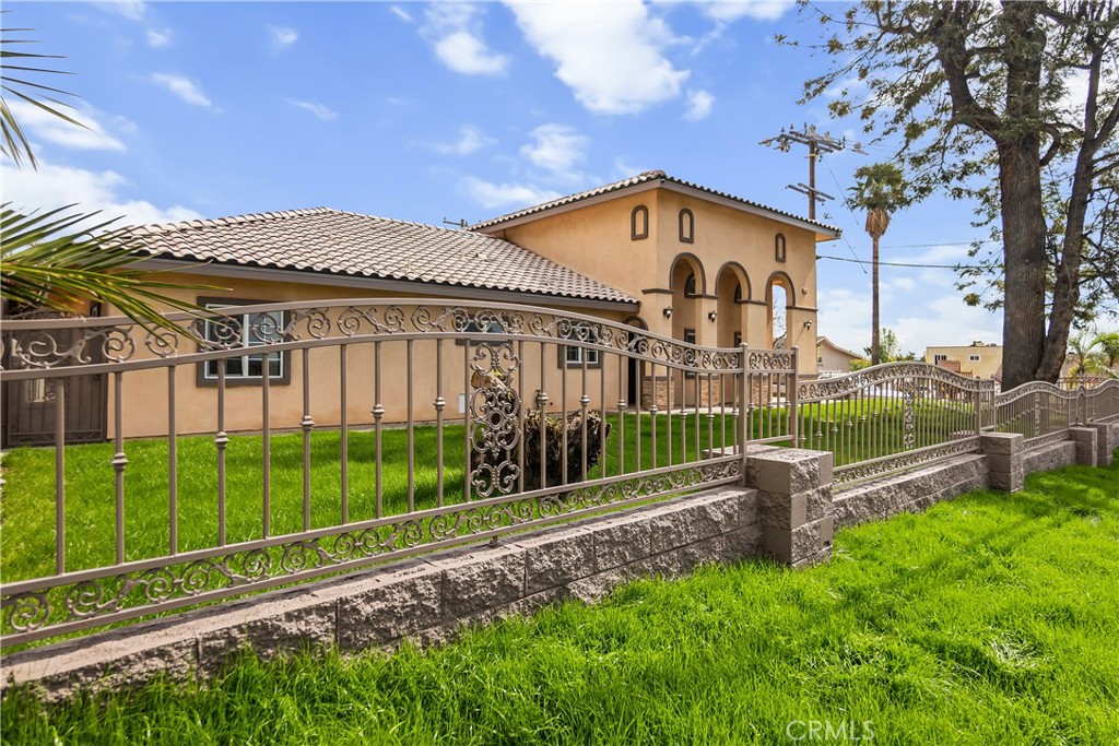 3865 Del Rosa Avenue