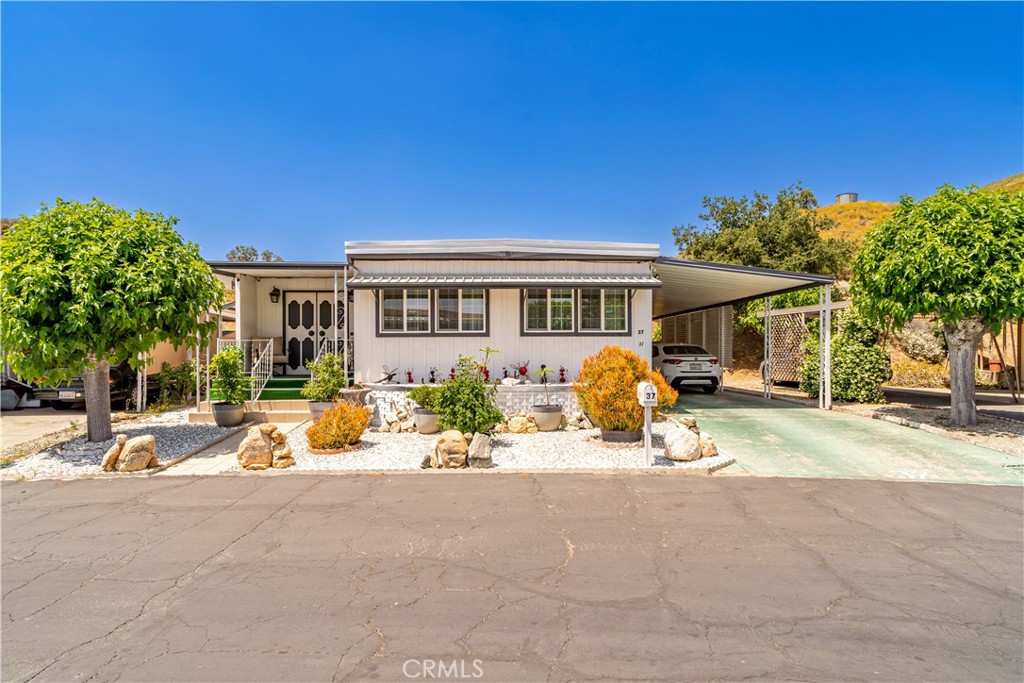 This beautiful home has 3 bedroom, 2 bath, recently remodeled, has new AC unit, also is 3 wide size home.
The community has a pool close to shopping centers, clean, quiet, and close to FWY's